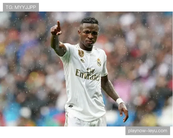 维尼修斯左翼突破能力解析:如何成长为攻防两端的制胜关键 维尼修斯左翼突破能力解析:如何成长为攻防两端的制胜关键