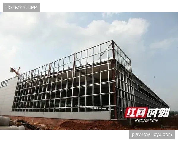 球场建设加速推进 有望年底前顺利完工 球场建设加速推进 有望年底前顺利完工