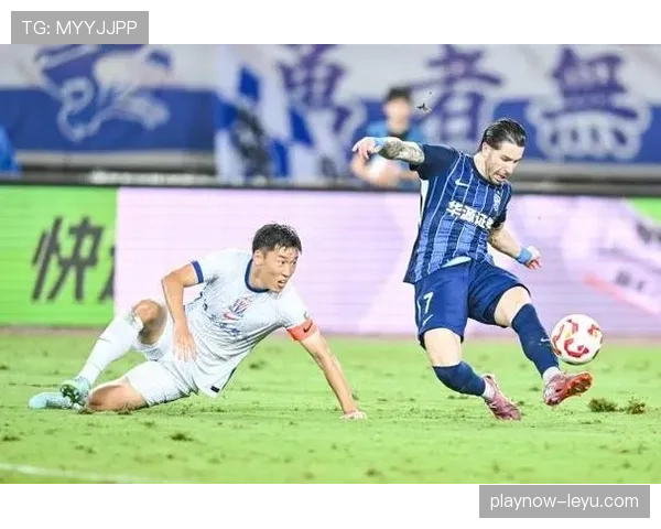 上海海港球迷蓝魔助威助阵，球队状态回升迎战新赛季