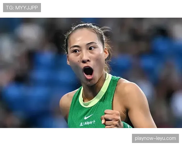 郑钦文赛场上冷若冰霜，下了球场秒变逗趣邻家女孩？